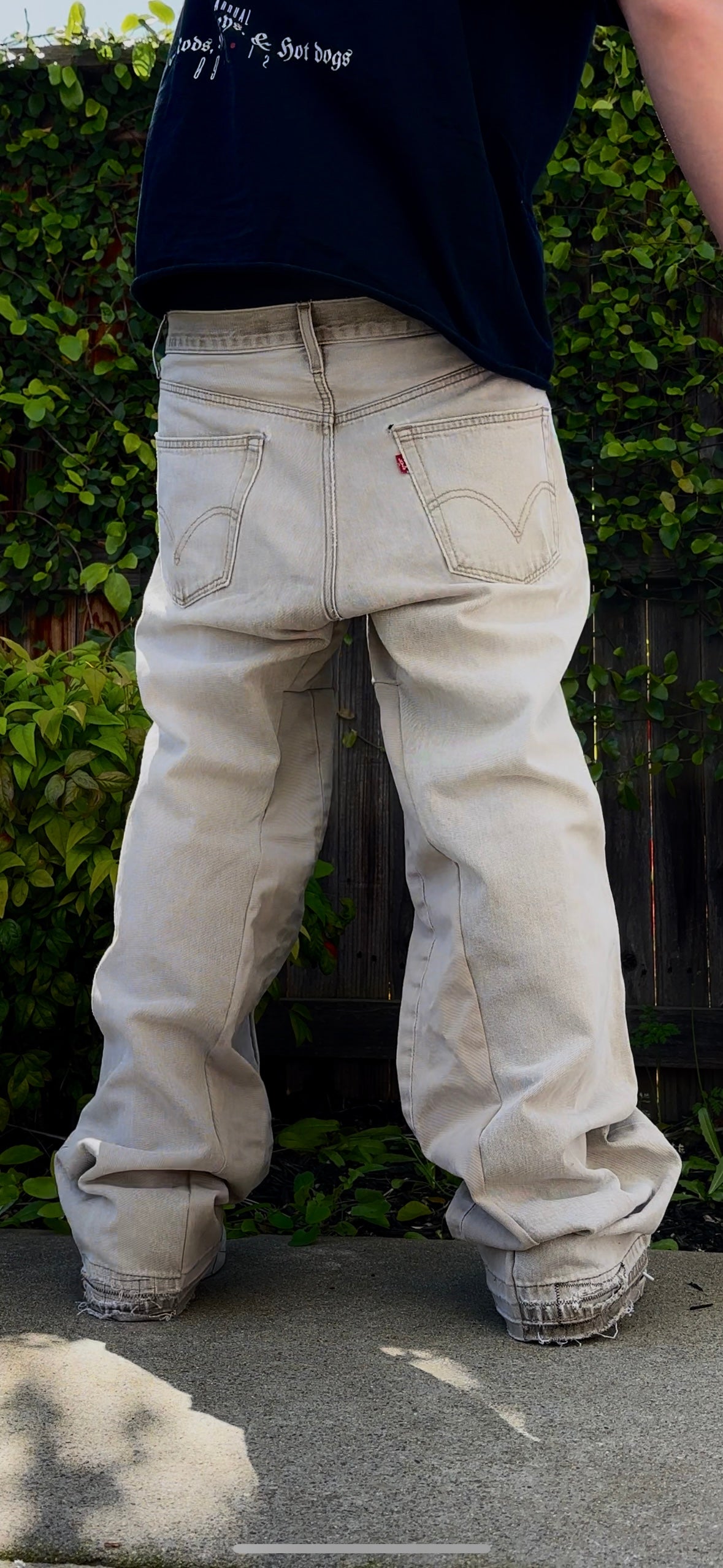 WASHED OUT BAGGY LEVI’S